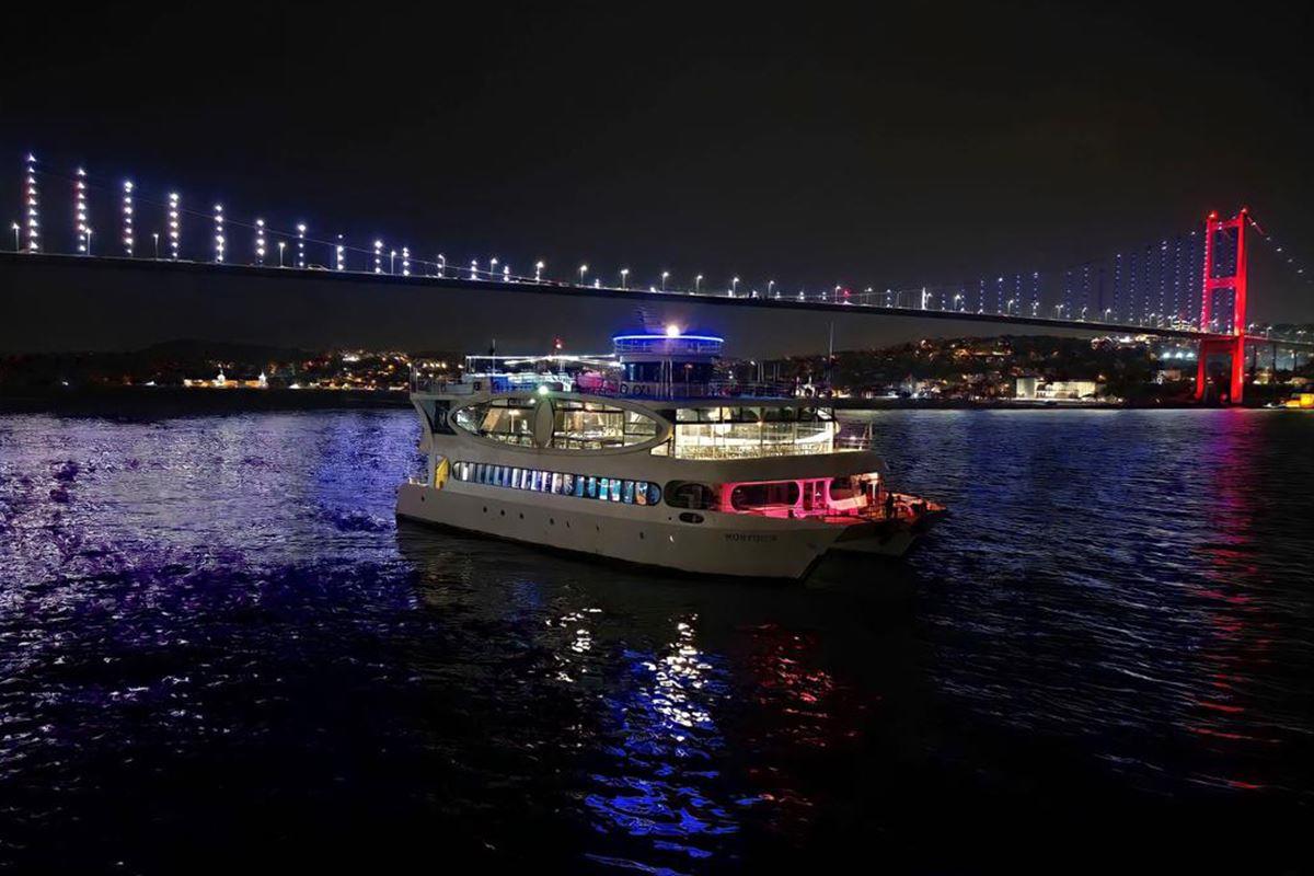 Bosphorus Dinner Cruise - Standard Backside Table ( Unlimited Non Alcoholic Drinks + Dinner + Hotel Transfer )